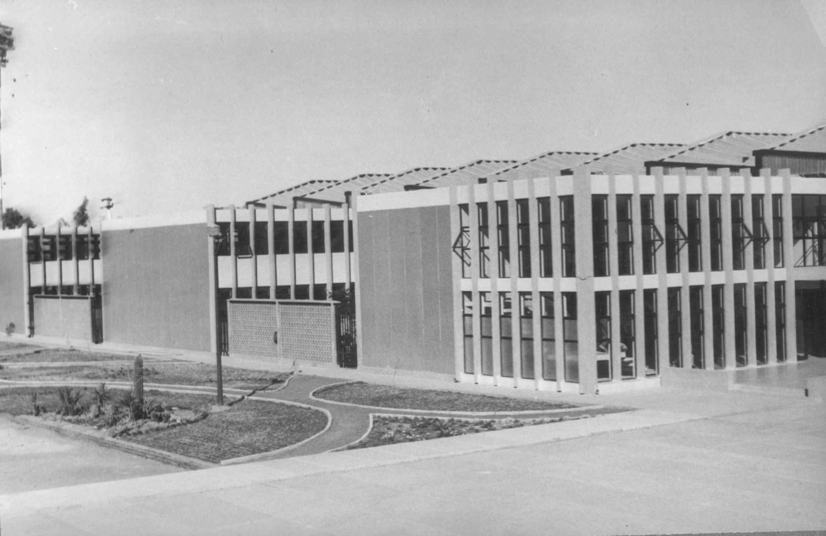 Edificio de Talleres, su construcción quedó concluida en septiembre de 1963. Contaba con áreas para los talleres de Electricidad, Combustión Interna, Carpintería, Soldadura y Herrería, además de aulas de dibujo y salones de clases.