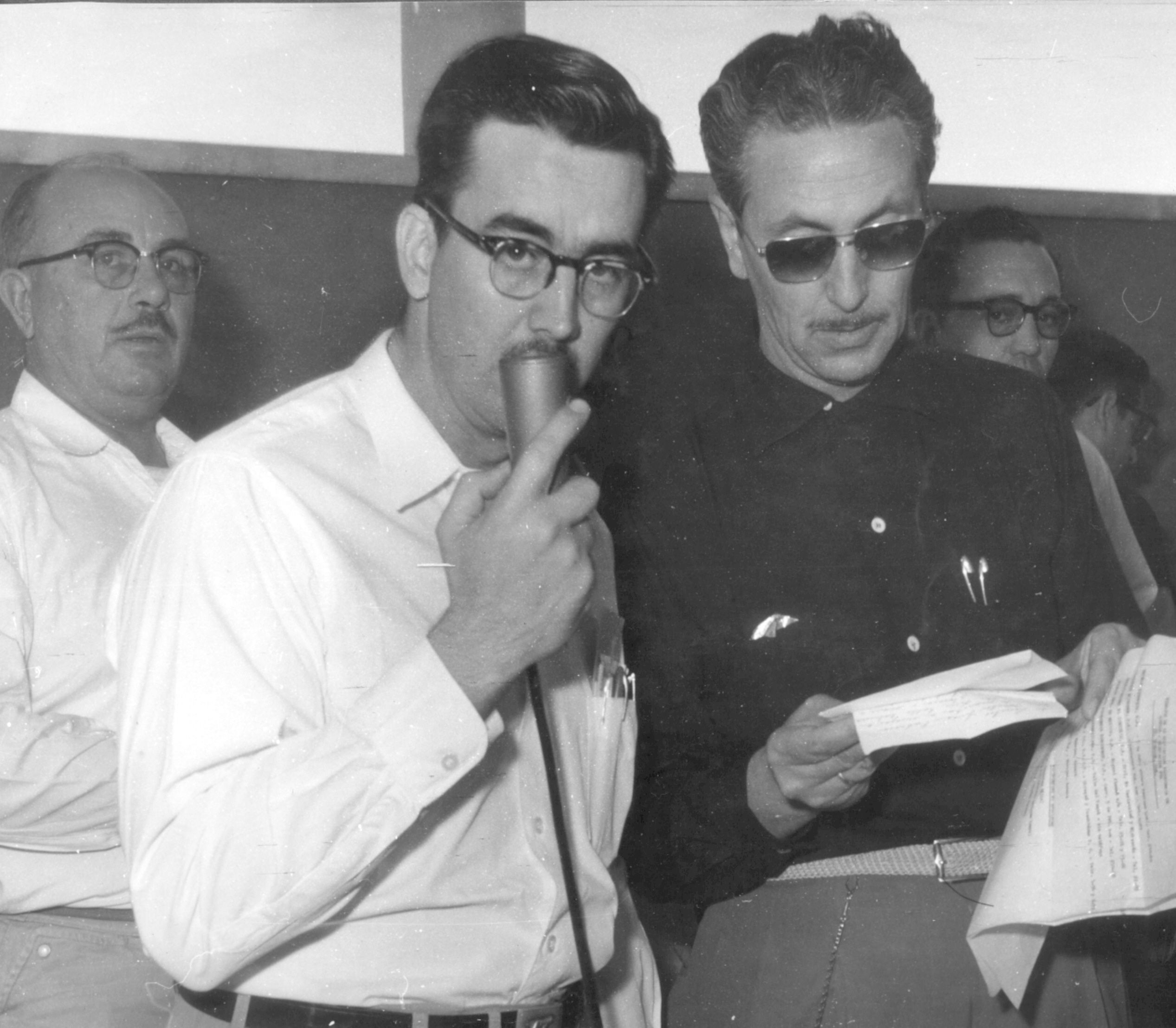 El Dr. Julio Ibarra Urrea, Director del ITNO, acompañado del Lic. Alberto Delgado Pastor, invitando a los cajemenses a que participaran en la recaudación de fondos durante el maratón radiofónico en 1957.