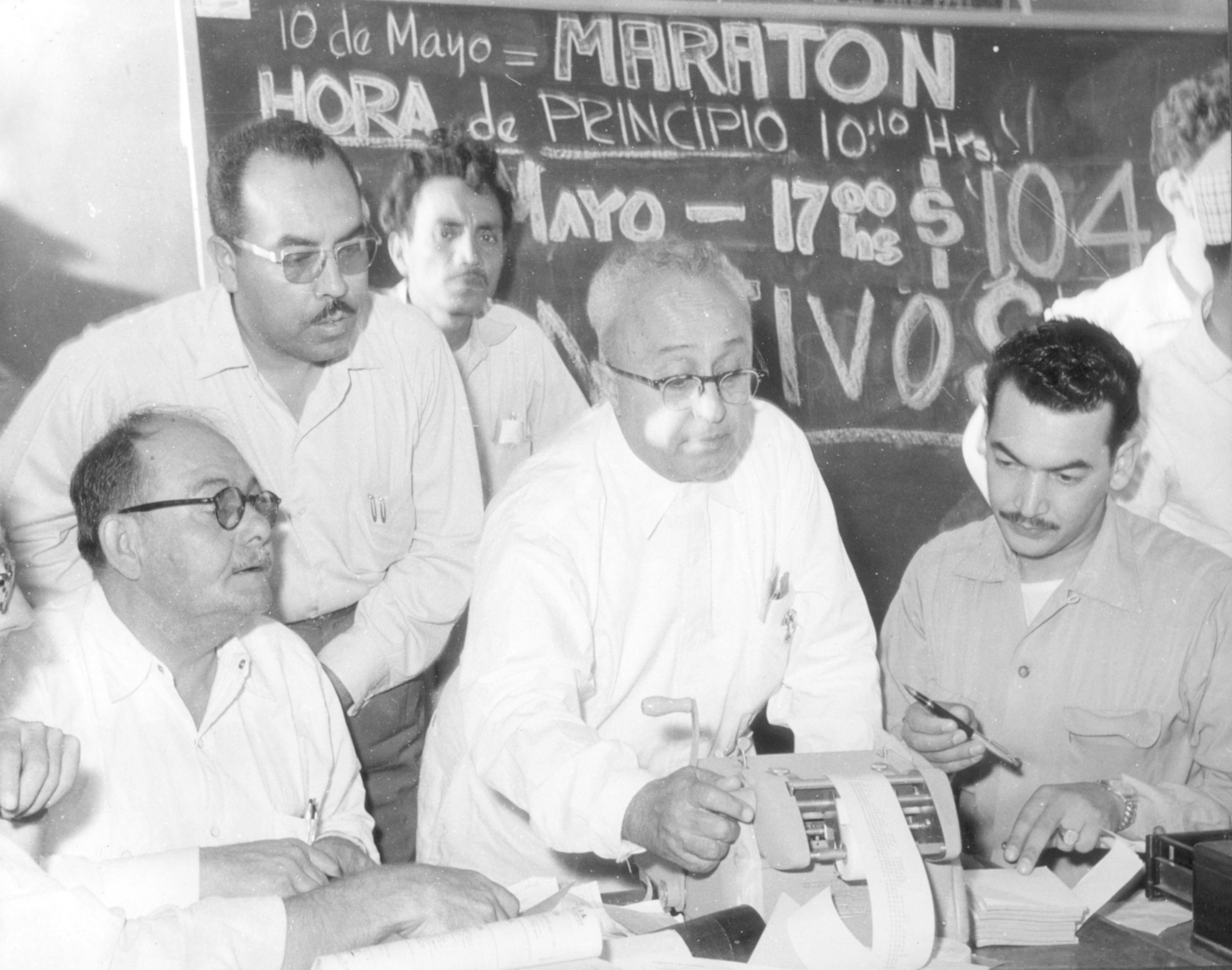 El 10 de mayo de 1957, organizadores del maratón radiofónico hacen las primeras sumas de lo recaudado.