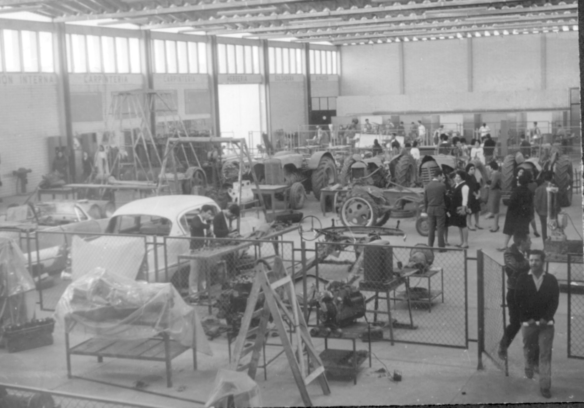 Panorámica del interior del edificio de talleres en donde los alumnos recibían sus clases prácticas.