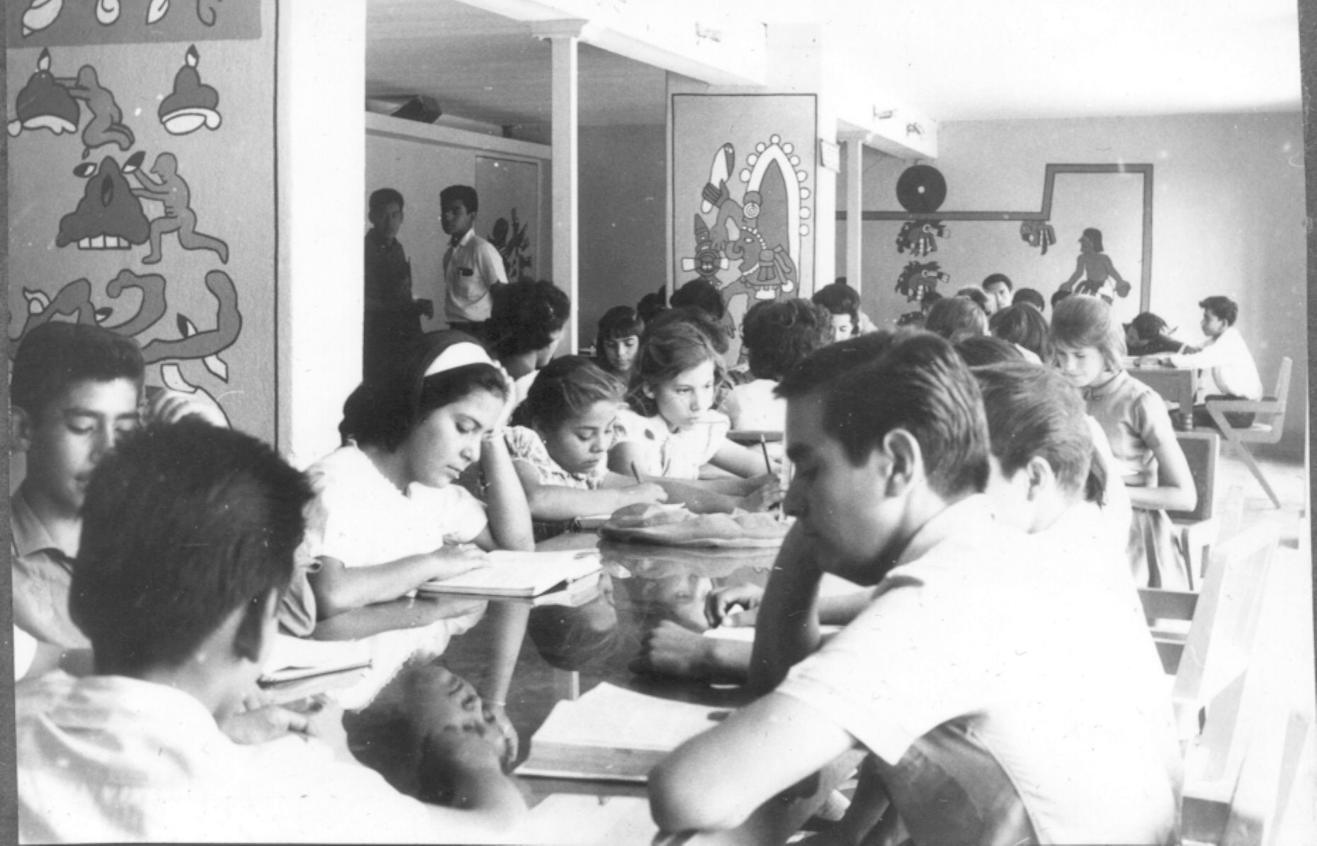 Alumnos de la secundaria técnica del ITNO estudiando en las instalaciones de la Biblioteca.