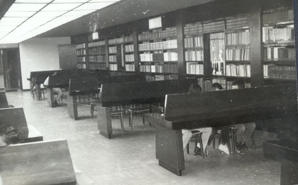 Interior de la biblioteca que se encontraba en el ahora conocido Edificio 100