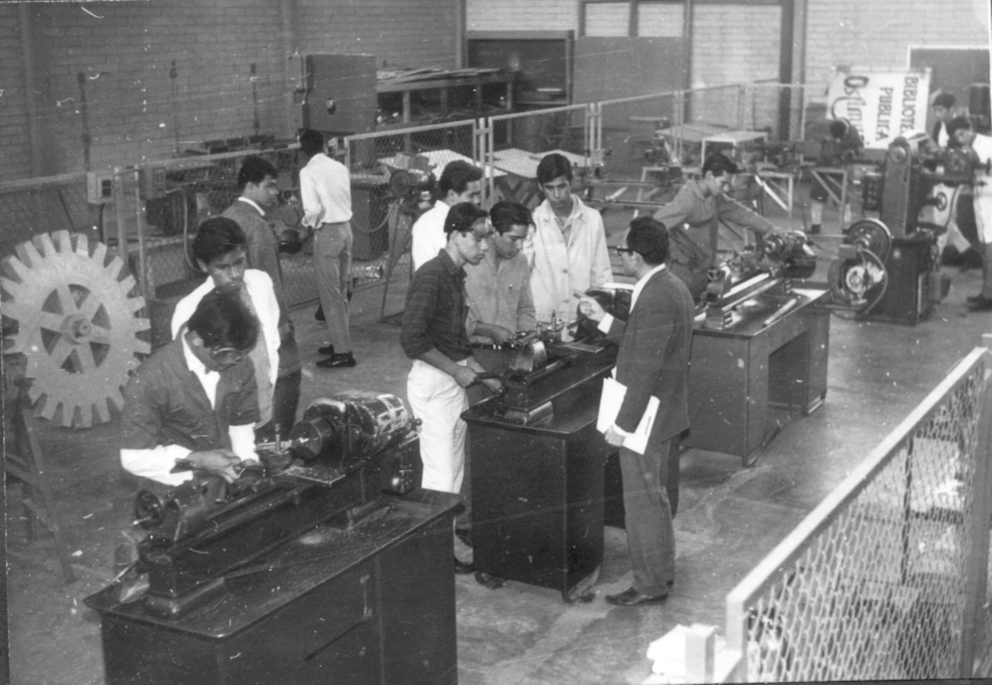 Una clase en los talleres de torno, en el Edificio de Talleres.
