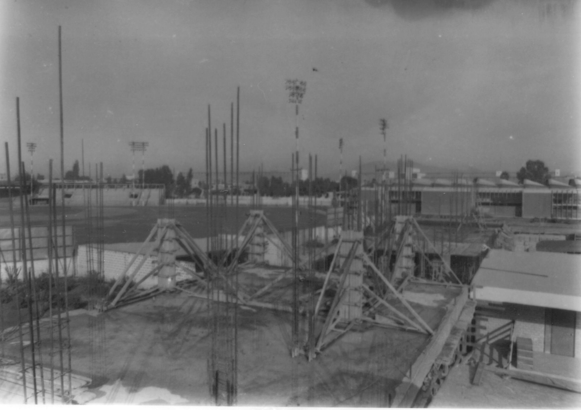 En construcción el primer edificio de tres pisos, que ahora conocemos como el edificio 200. Al fondo se alcanzan a ver las candilejas del viejo estadio de baseball “Álvaro Obregón”.