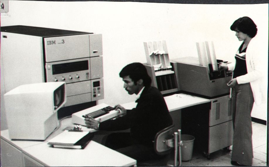 En una sala especial con control de humedad y temperatura se instaló la primera computadora en el ITSON, la IBM System/3 modelo 15, con lectora de tarjetas de 250 a 500 por minuto.