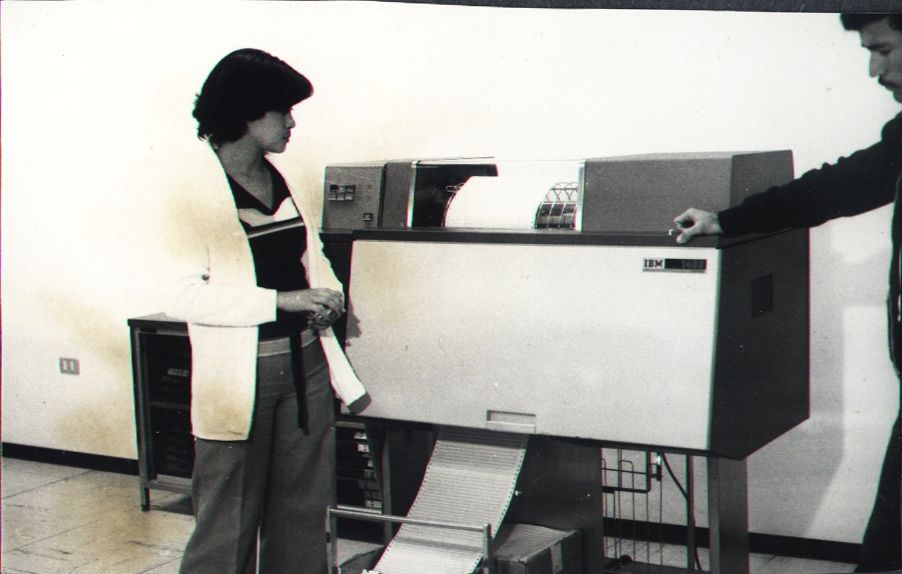 Como complemento de la computadora estaba la impresora, también de marca IBM, de 600 a 1100 líneas por minuto en 132 posiciones por línea.