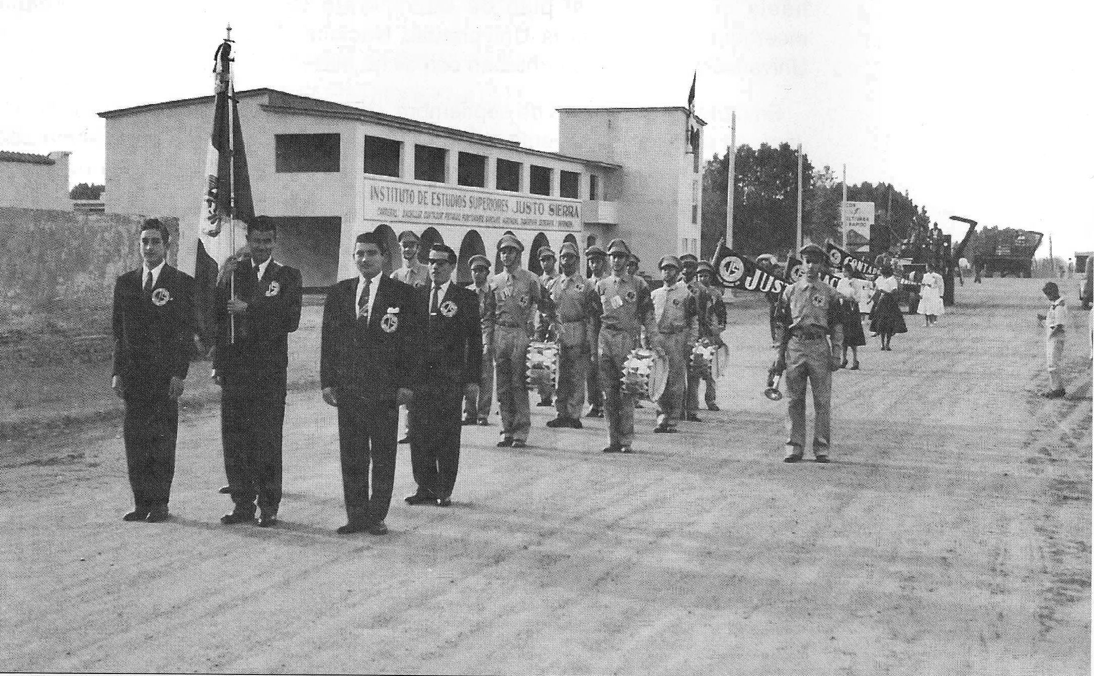 Integrantes de la escolta orgullosos de representar al Instituto en los desfiles cívicos.