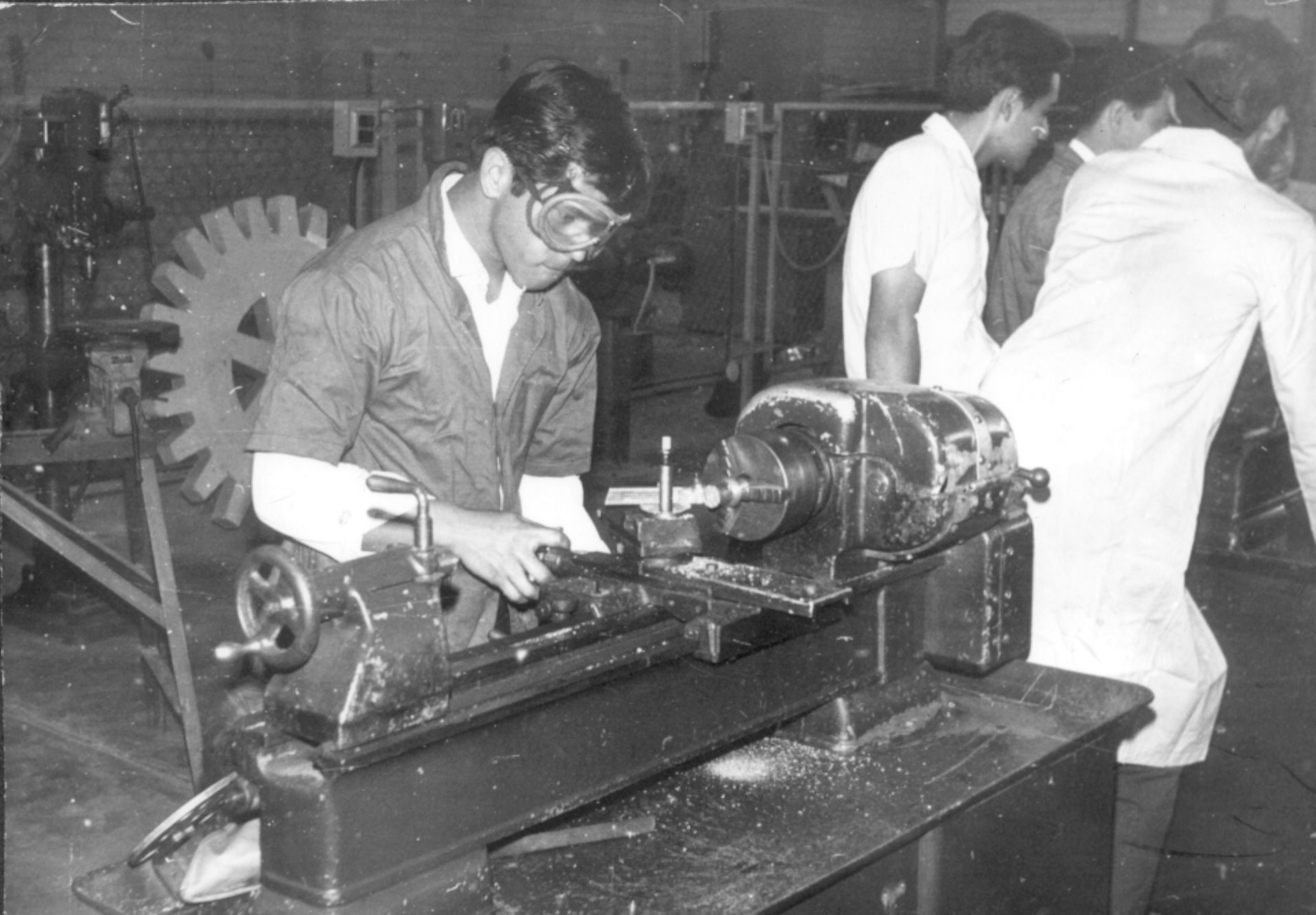 Alumno en práctica de torno