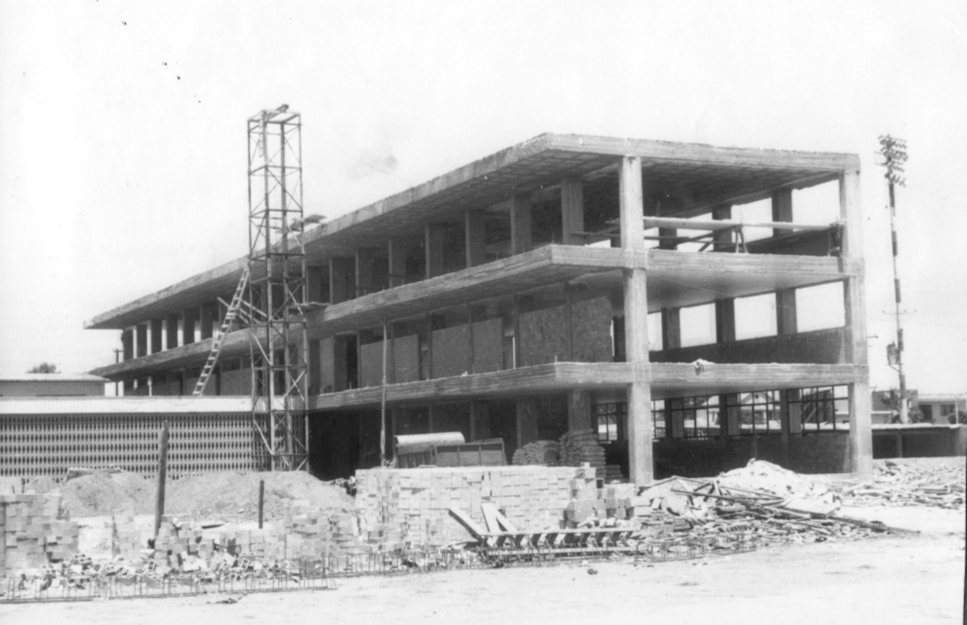 Etapa avanzada de la construcción del edificio 200