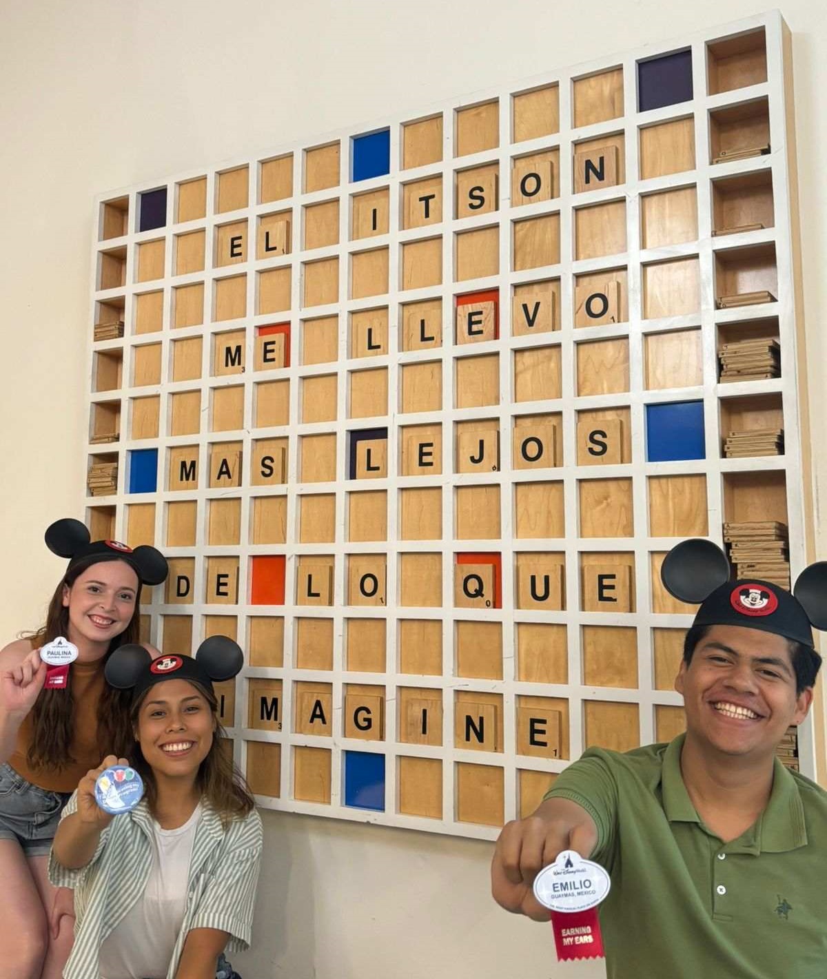 Nombres: Jose Emilio García Villegas, Katherine Alessandra Mireles Verdugo y Paulina Villegas Rivas<br>
                Programa educativo: Emilio LAET Campus Guaymas, Katherine LCP Campus Obregón, Paulina LA Campus Guaymas<br>
                Universidad: Disney Cultural Exchange (programa de Verano de Disney)<br>
                Lugar: Orlando, Florida, EU